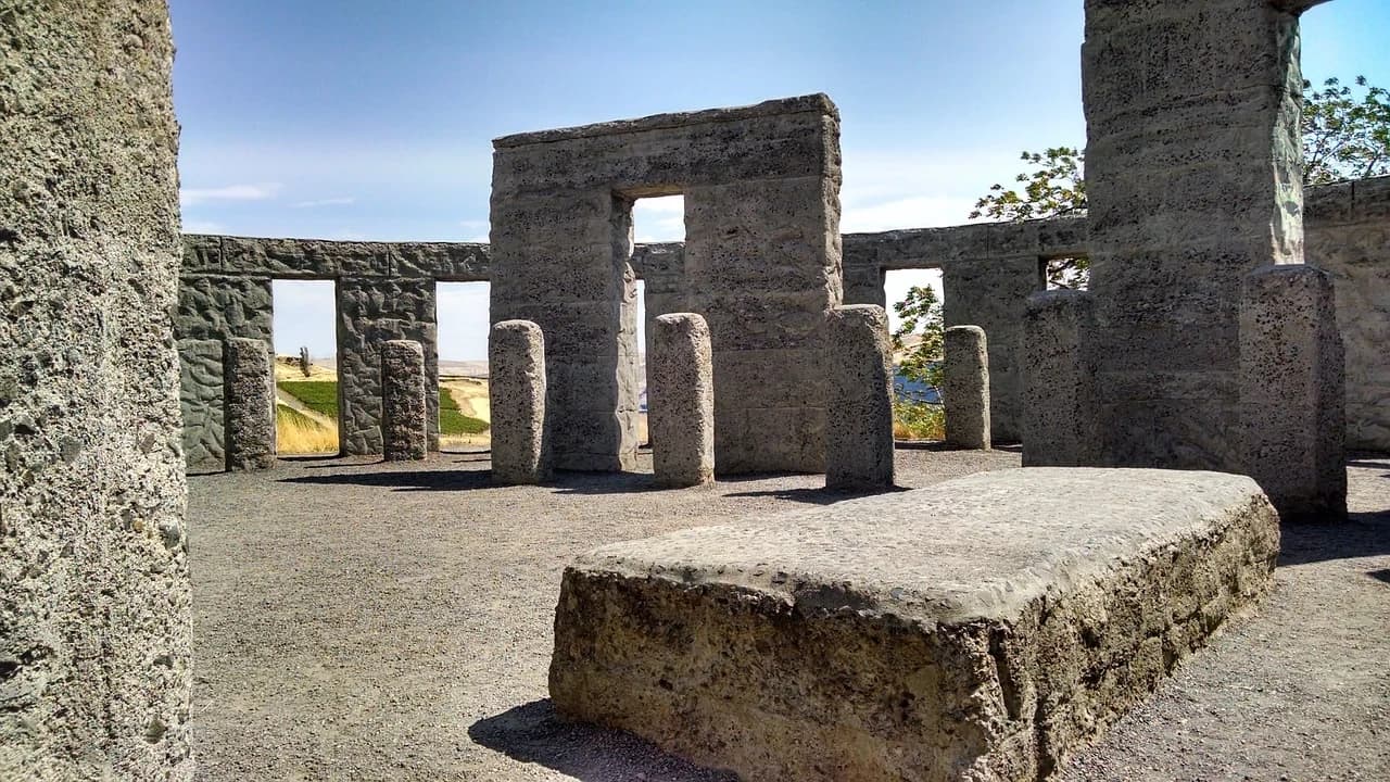England In One Day: Stonehenge, Bath, Stratford and The Cotswolds Tour