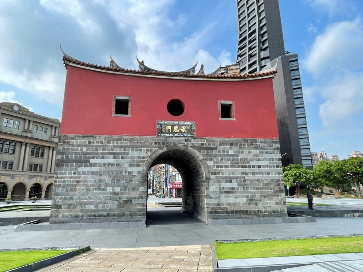Classic Taipei Landmarks Full-Day Tour: National Palace Museum, Chiang Kai-shek Memorial Hall