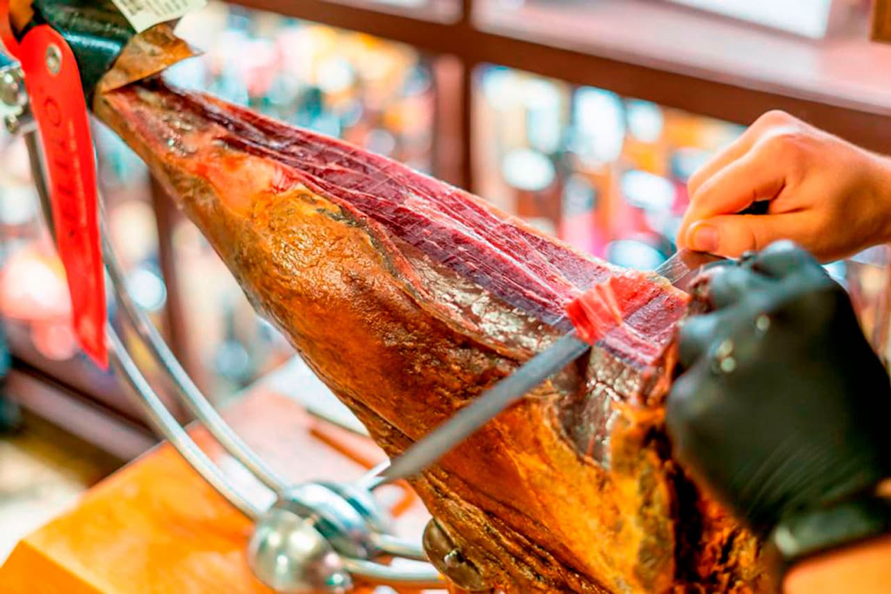 Barcelona Old Town Walking Tour with Flamenco Show and Tapas Dinner