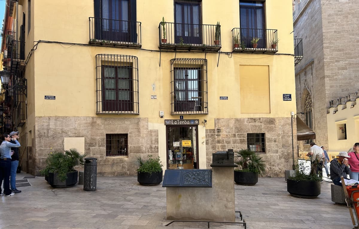 La Lonja de la Seda Tour with English-Speaking Guide & Fast Track Entry