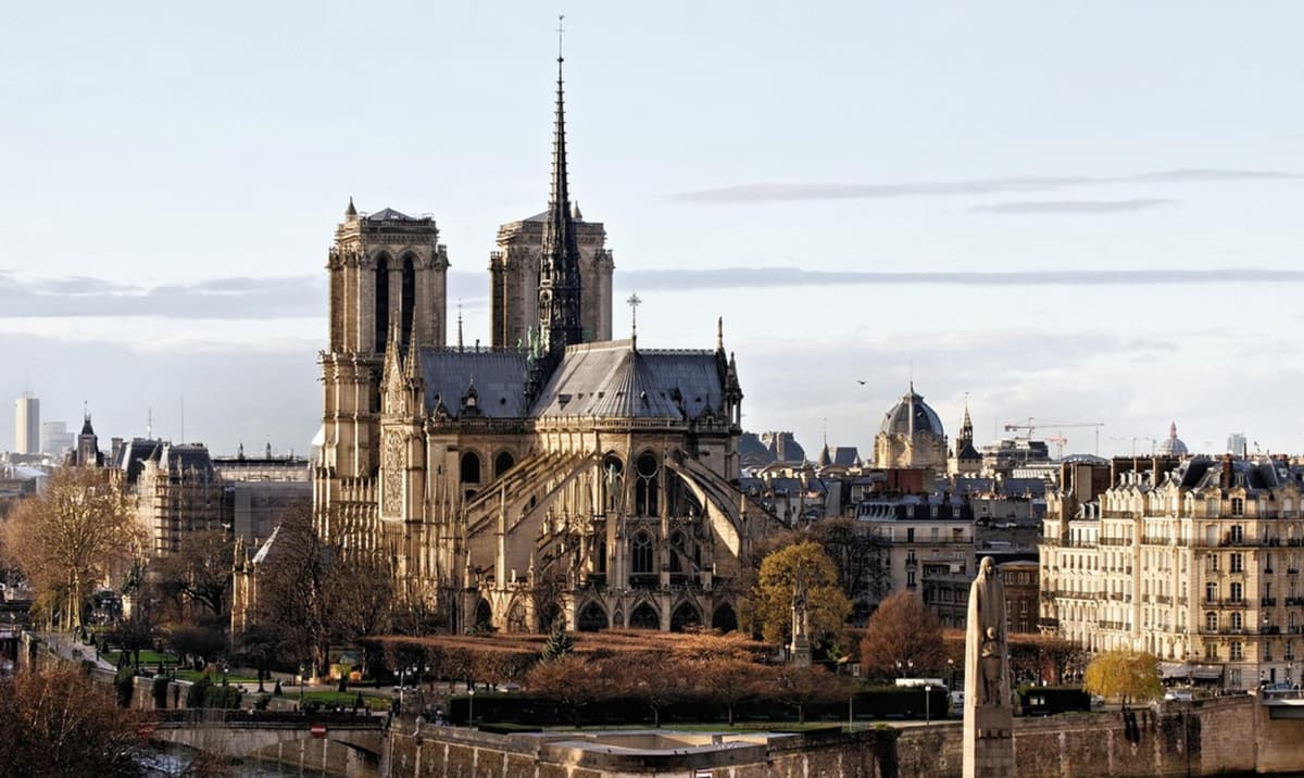 Notre Dame Exterior Tour with English- or Spanish-Speaking Guide & Cathedral Entry