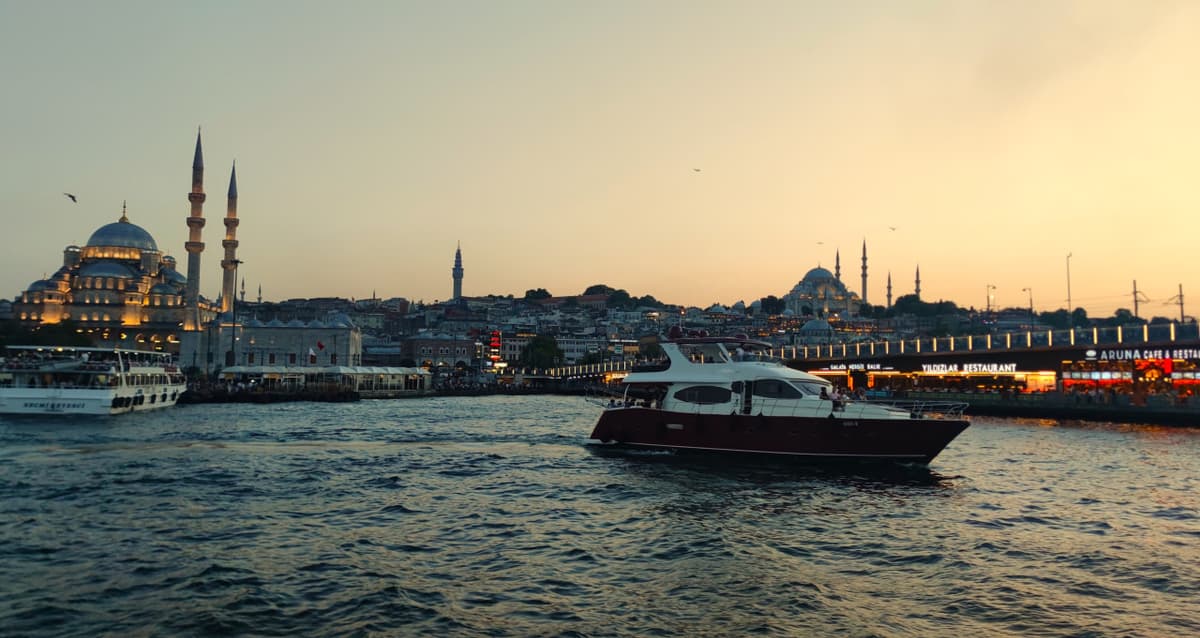 Bosphorus Sightseeing Cruise on a Luxury Yacht