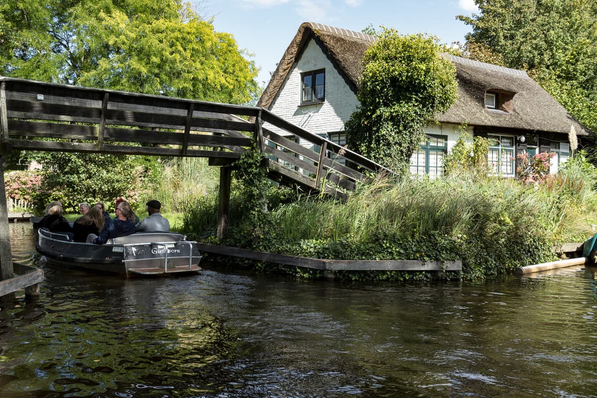 Giethoorn Full-Day Tour from Amsterdam with Canal Cruise and Self-Guided Walking Tour