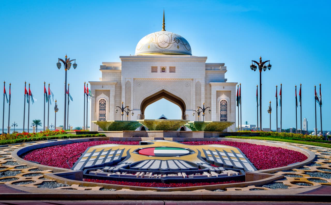 Abu Dhabi Premium City Tour from Dubai: Sheikh Zayed Mosque, Etihad Towers, Qasr Al Watan