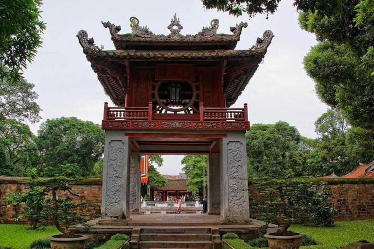 Hanoi Instagram Tour: Ceramic Mosaic Mural, Sword Lake, Long Bien Bridge