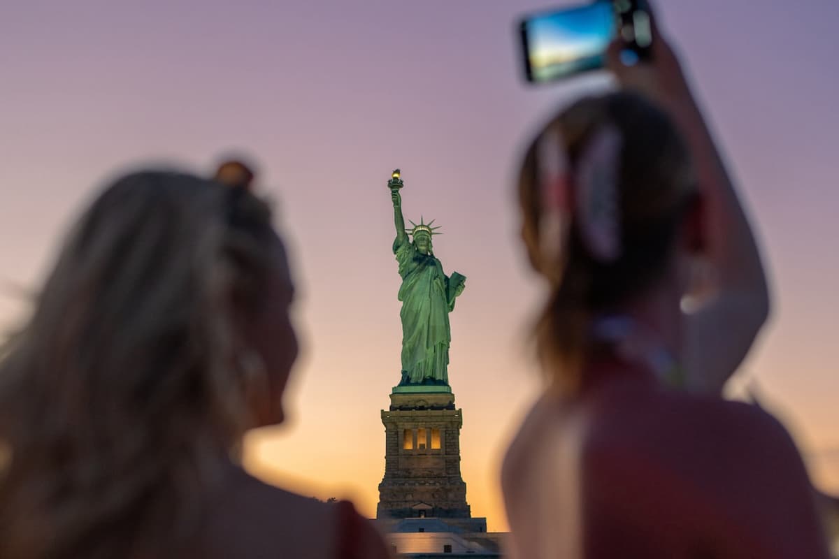 Circle Line "NYC Harbor Lights" Evening Cruise (2 hours): Reserved Straight-to-Board Ticket