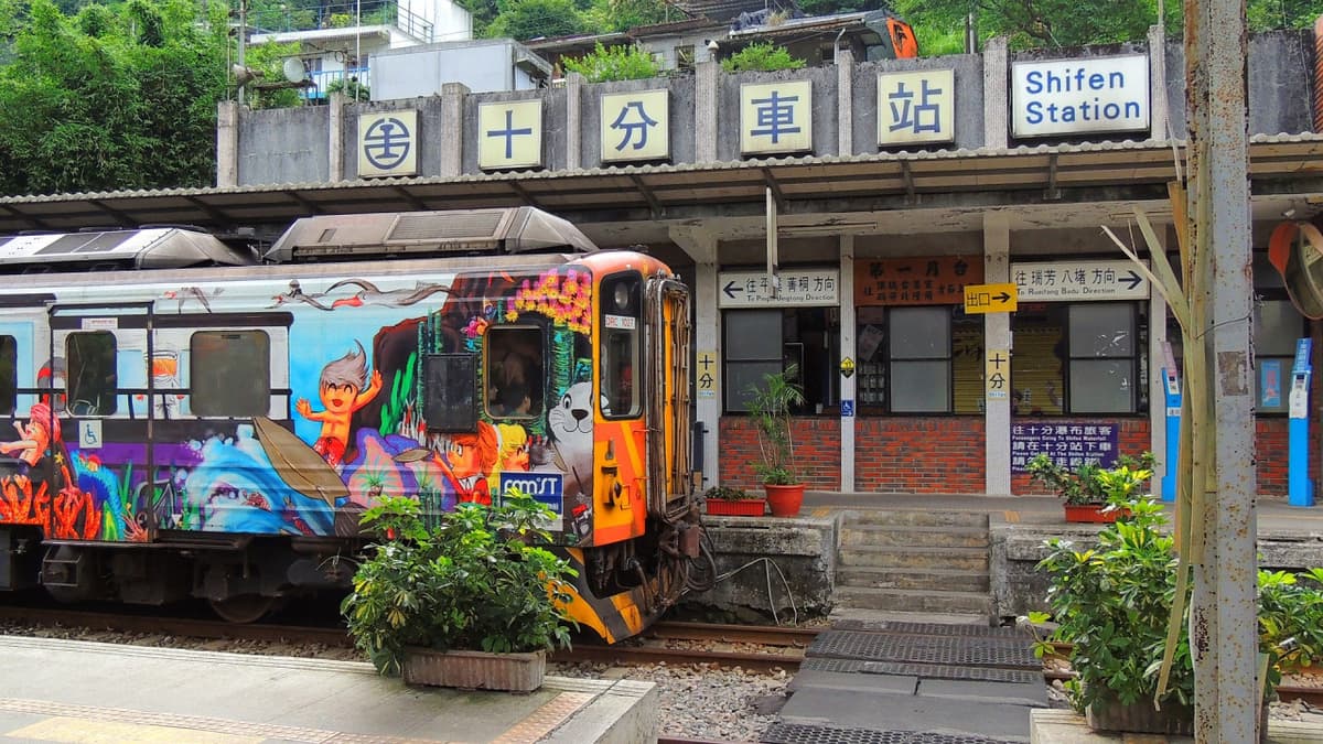 Yehliu, Jiufen, and Shifen Full-Day Tour from Taipei with Taiwanese Pastry Making