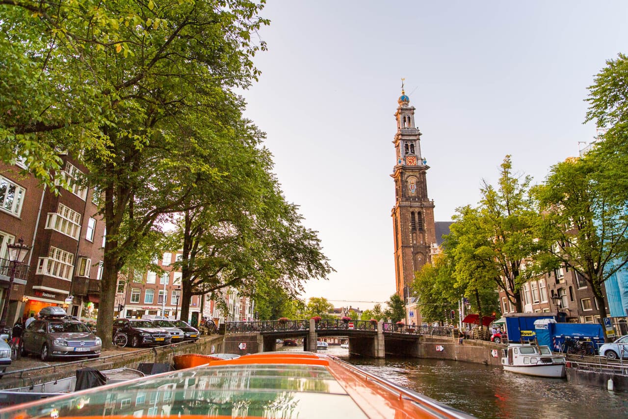 Amsterdam Canal Cruise Ticket with New York Pizza and Drinks