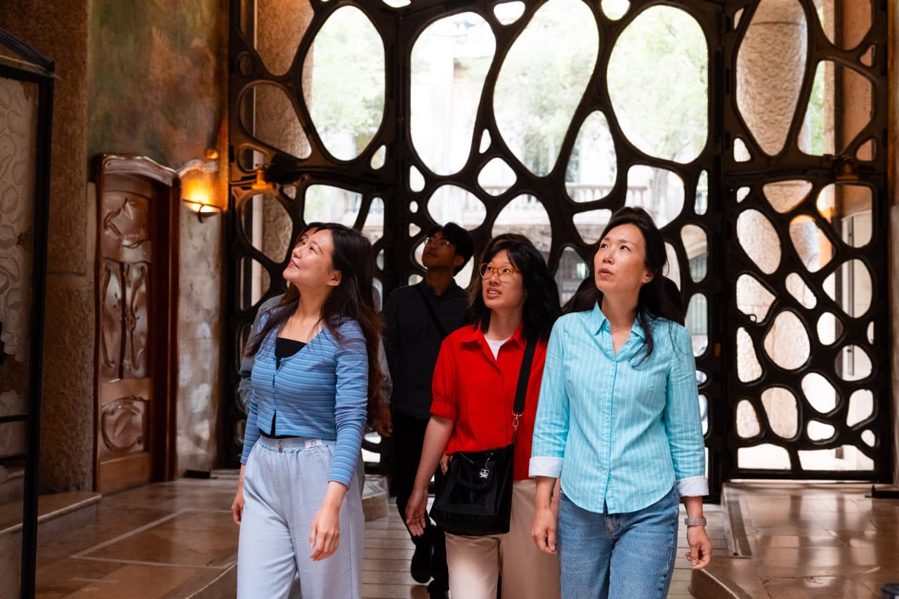 Gaudi Houses: Casa Vicens, Casa Batllo, Casa Mila Guided Tour in English, Mandarin, Korean
