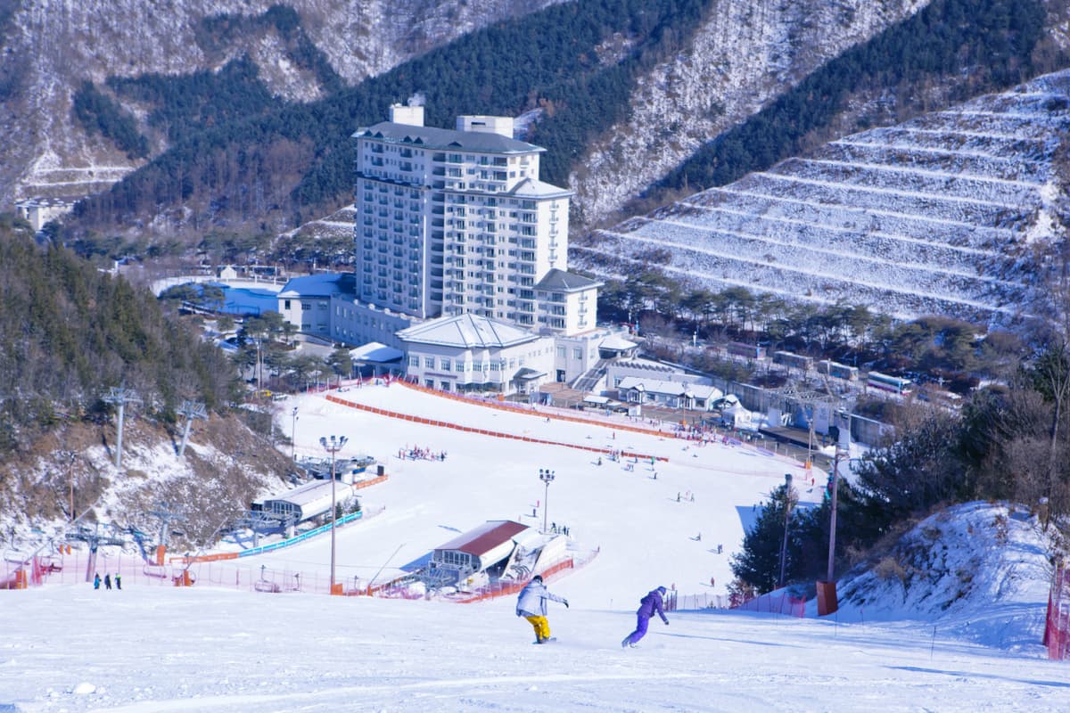 Elysian Gangchon Ski Resort and Eobi Ice Valley Full-Day Tour from Seoul