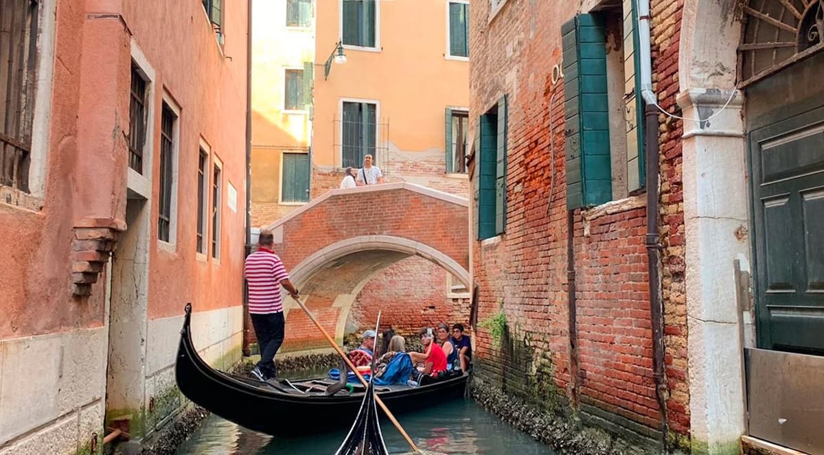 Venice: Gondola Ride with Live Commentary