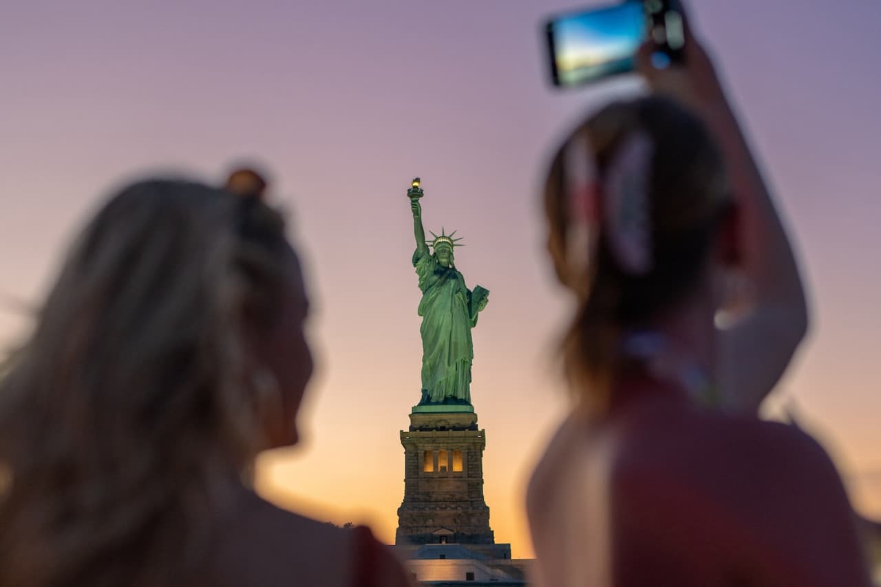 Official Circle Line Cruises, Midtown NYC: Reserved Straight-to-Board Ticket