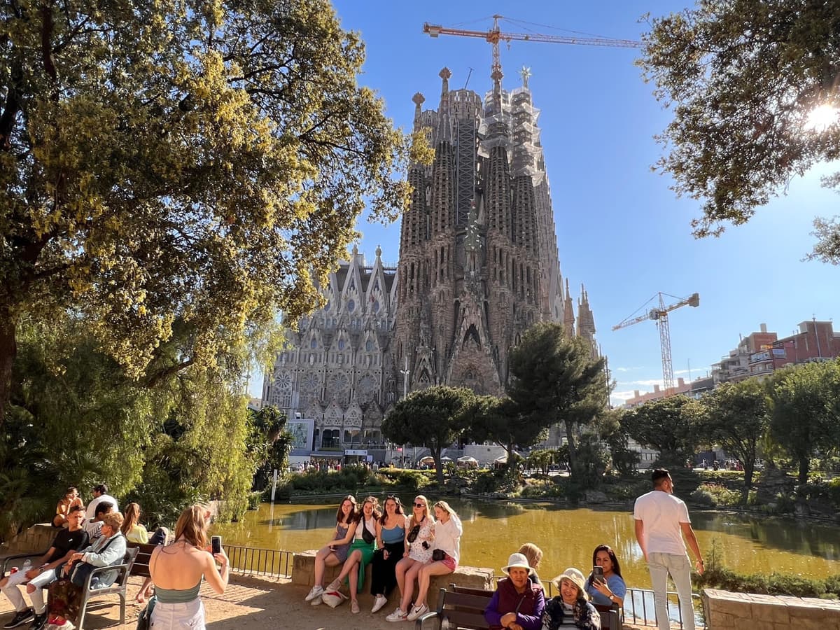 Barcelona Highlights: Sagrada Familia and Gaudi Houses Guided Tour in English, Mandarin, Korean
