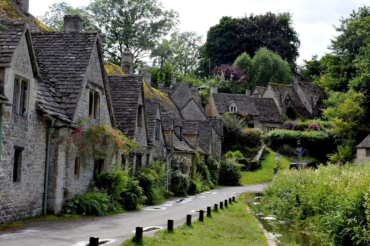 England In One Day: Stonehenge, Bath, Stratford and The Cotswolds Tour