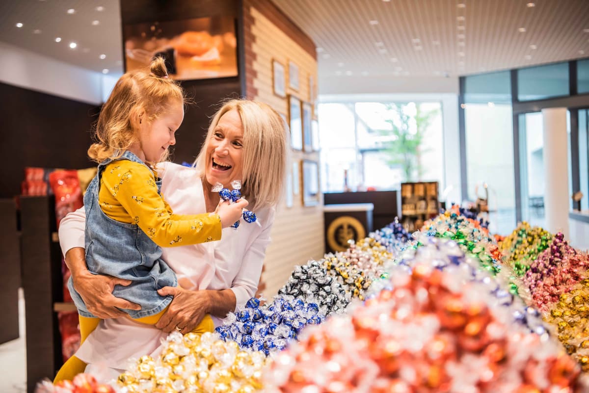 Zurich City Tour with Cruise and Lindt Home of Chocolate