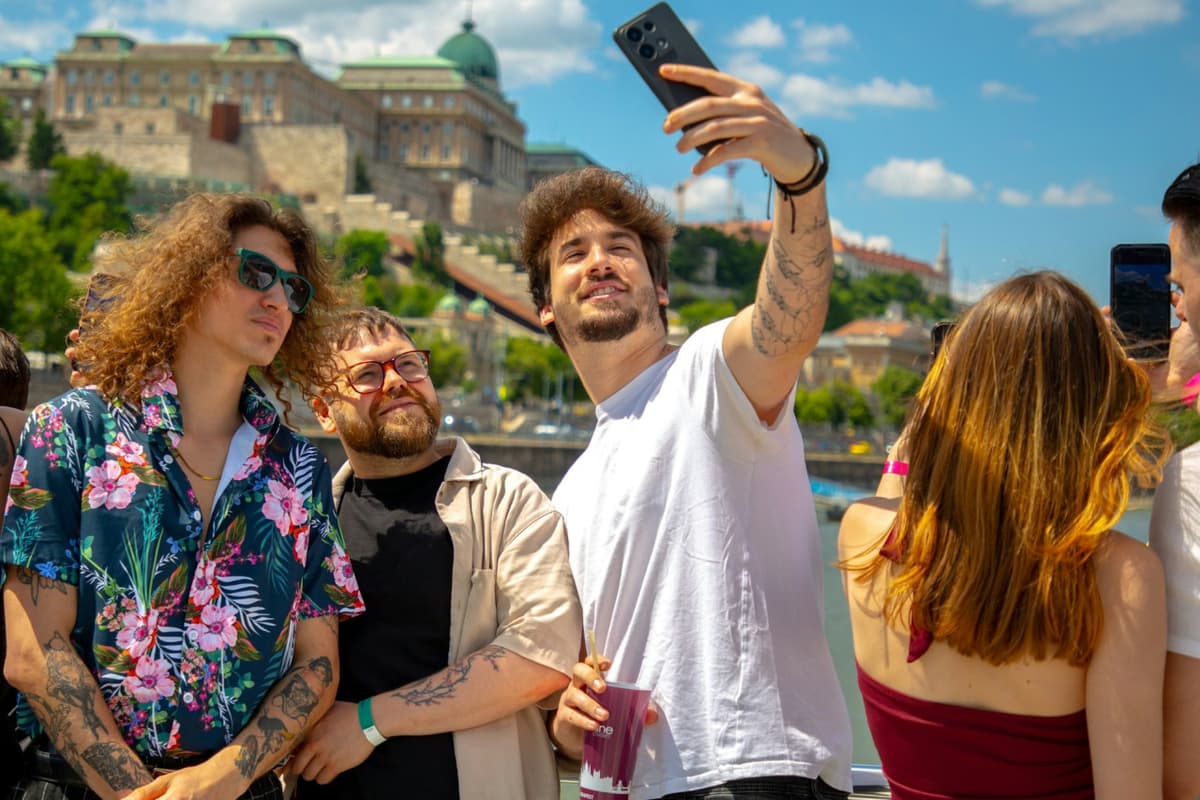 Budapest: Sightseeing Cruise From Buda + Audio guide