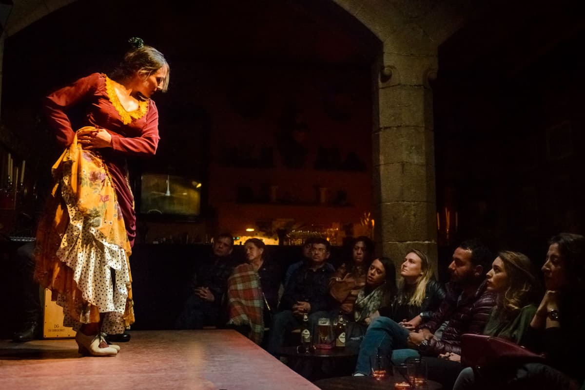 Barcelona Old Town Walking Tour with Flamenco Show and Tapas Dinner