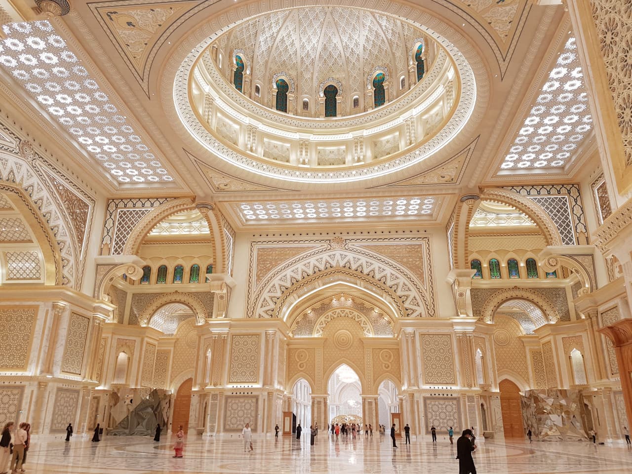 Abu Dhabi Premium City Tour from Dubai: Sheikh Zayed Mosque, Etihad Towers, Qasr Al Watan