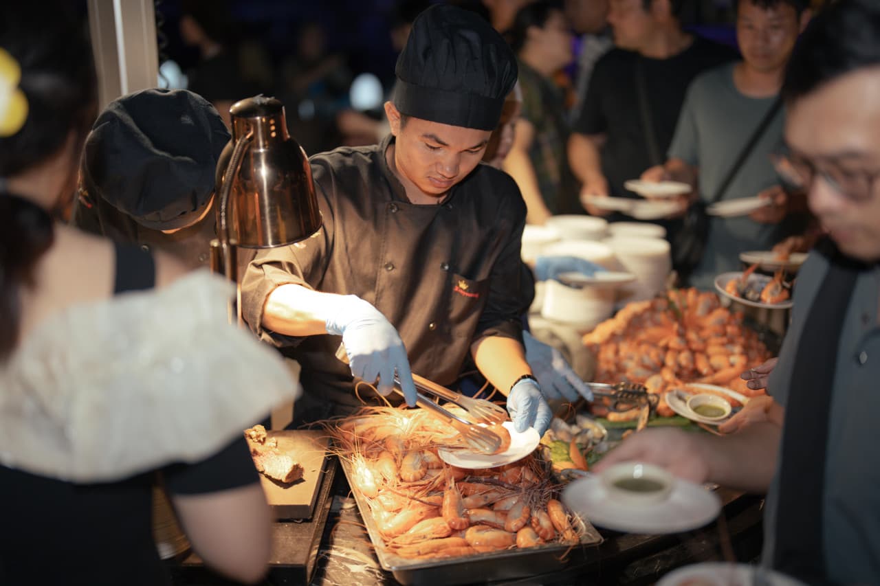 Chao Phraya River Dinner Cruise aboard The Planet Cruise