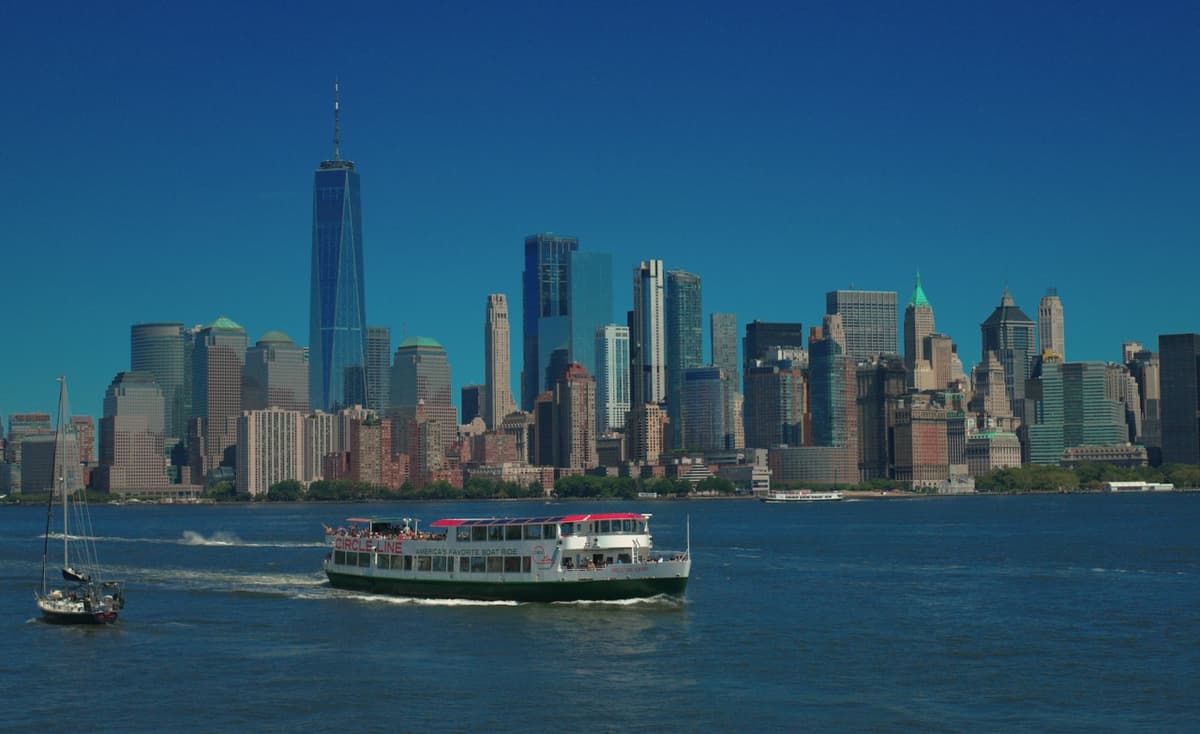 Circle Line "NYC Landmarks" Sightseeing Cruise (1.5 hours): Reserved Straight-to-Board Ticket