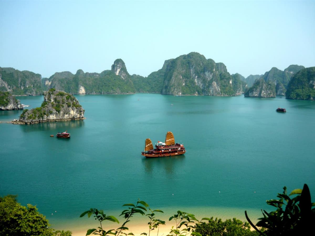 Ha Long Bay Cruise with Round Trip Transfer from Hanoi