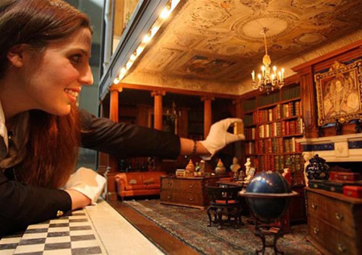 Hampton Court Palace, Windsor Castle, and London Sightseeing Tour