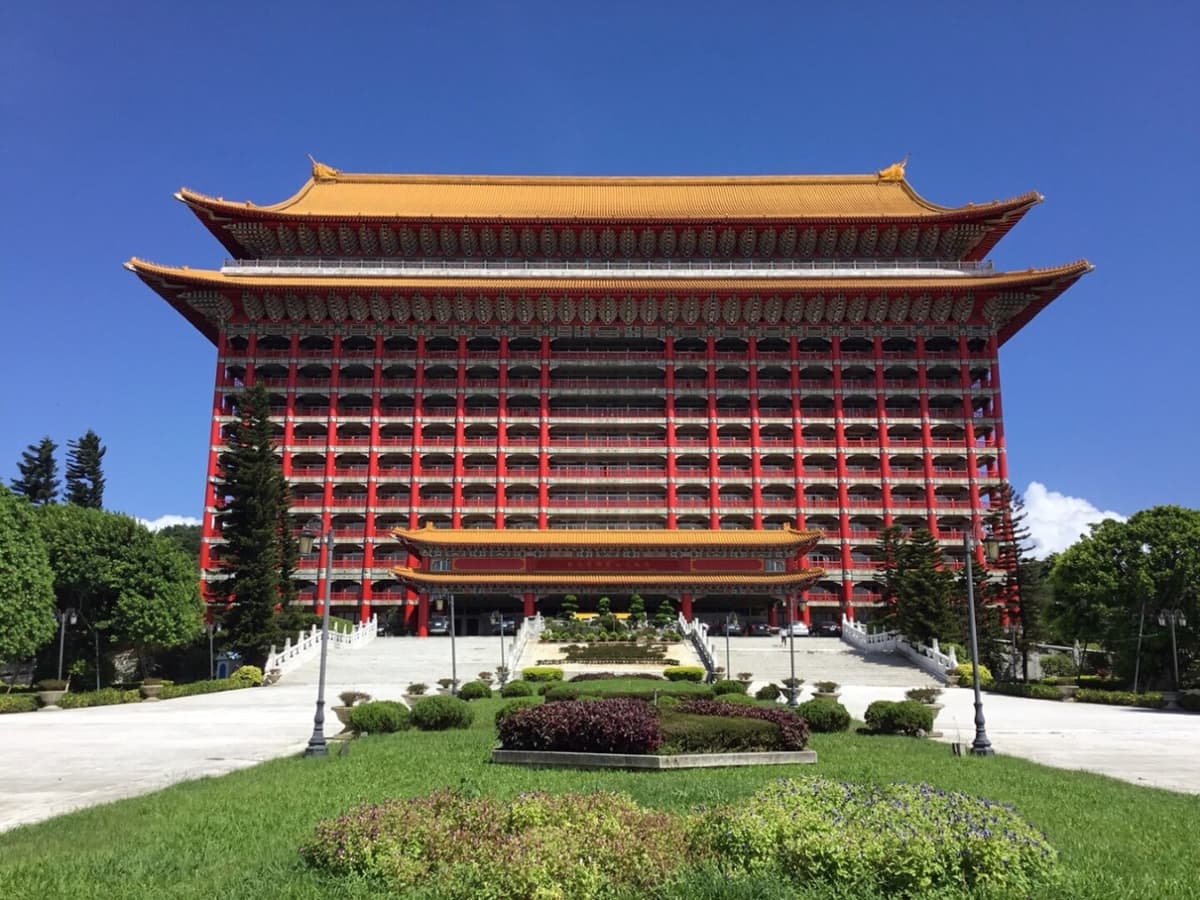 Classic Taipei Landmarks Full-Day Tour: National Palace Museum, Chiang Kai-shek Memorial Hall