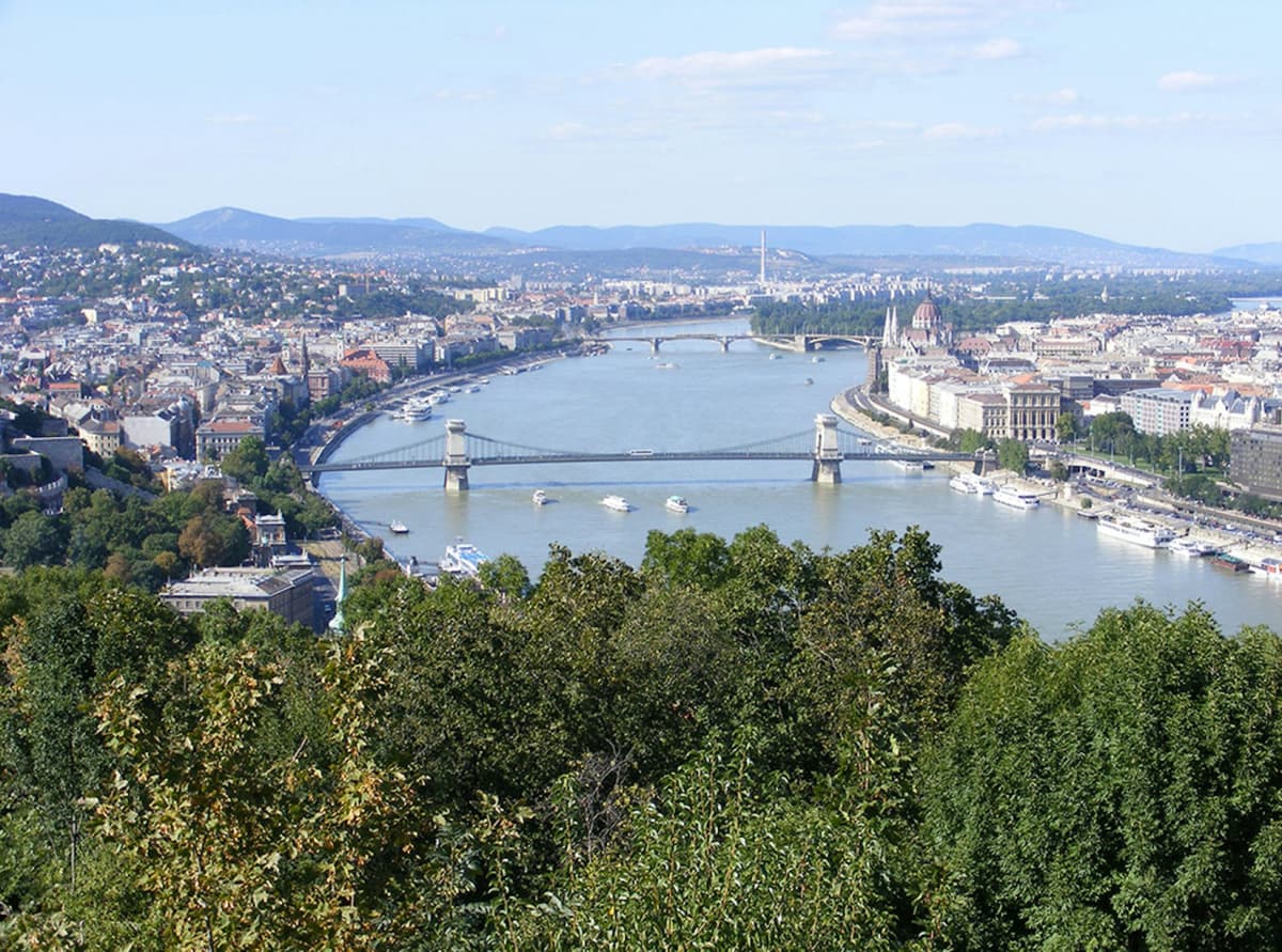 Budapest: Castle District & Hungarian Parliament Guided Tour + Transport