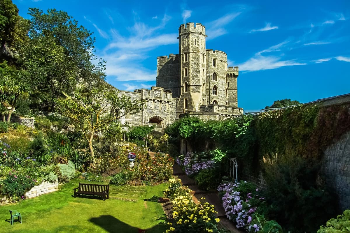 Windsor Castle, Stonehenge and Bath Tour with Lunch in Lacock