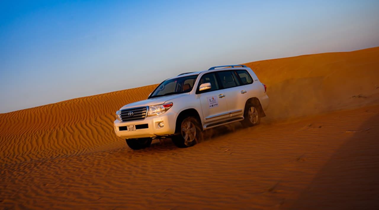 Evening Desert Safari Tour from Dubai with BBQ Dinner