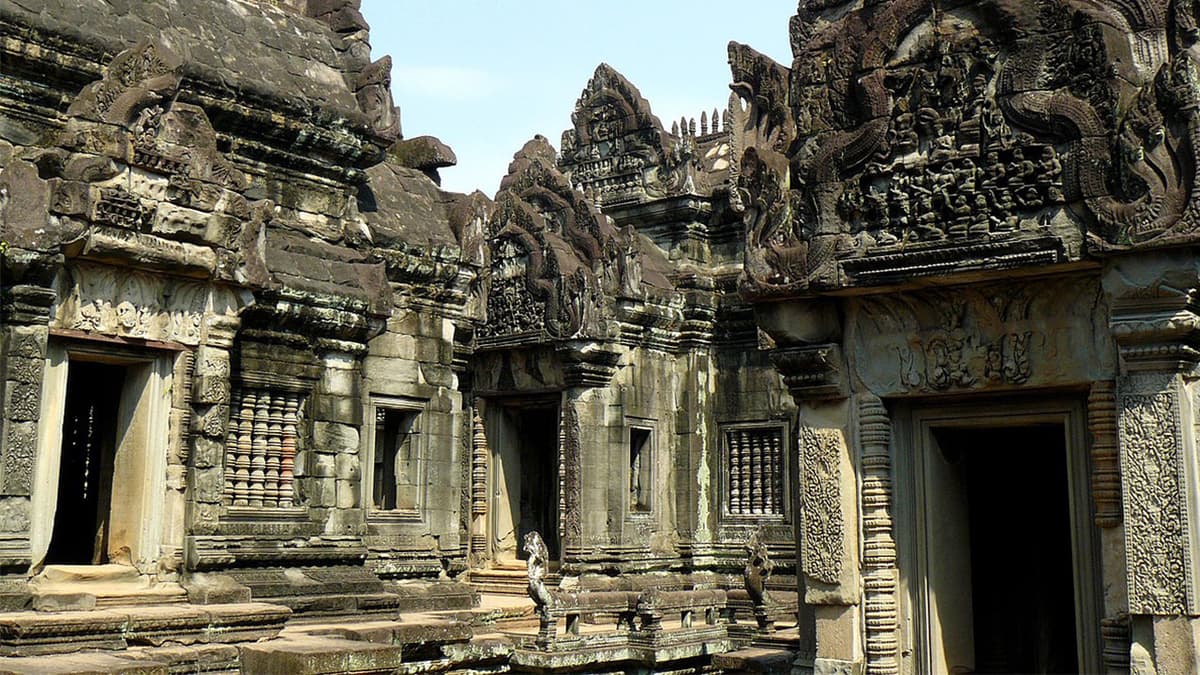 Beng Mealea, Banteay Srei, Banteay Samre, and Phnom Bakheng Tour