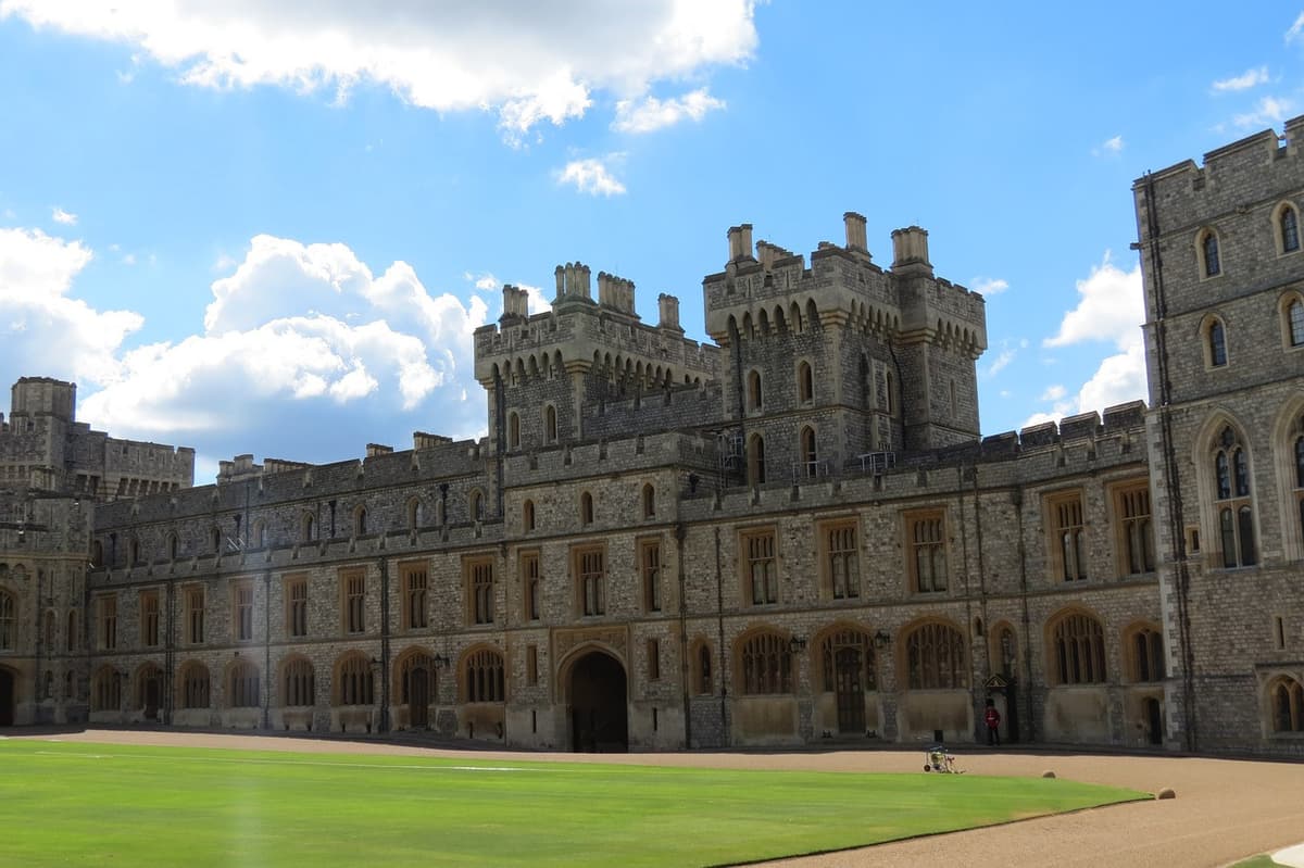 Windsor Castle, Stonehenge and Bath Tour with Lunch in Lacock