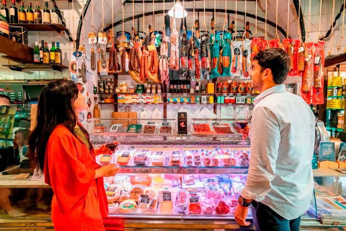 Barcelona Old Town Walking Tour with Flamenco Show and Tapas Dinner