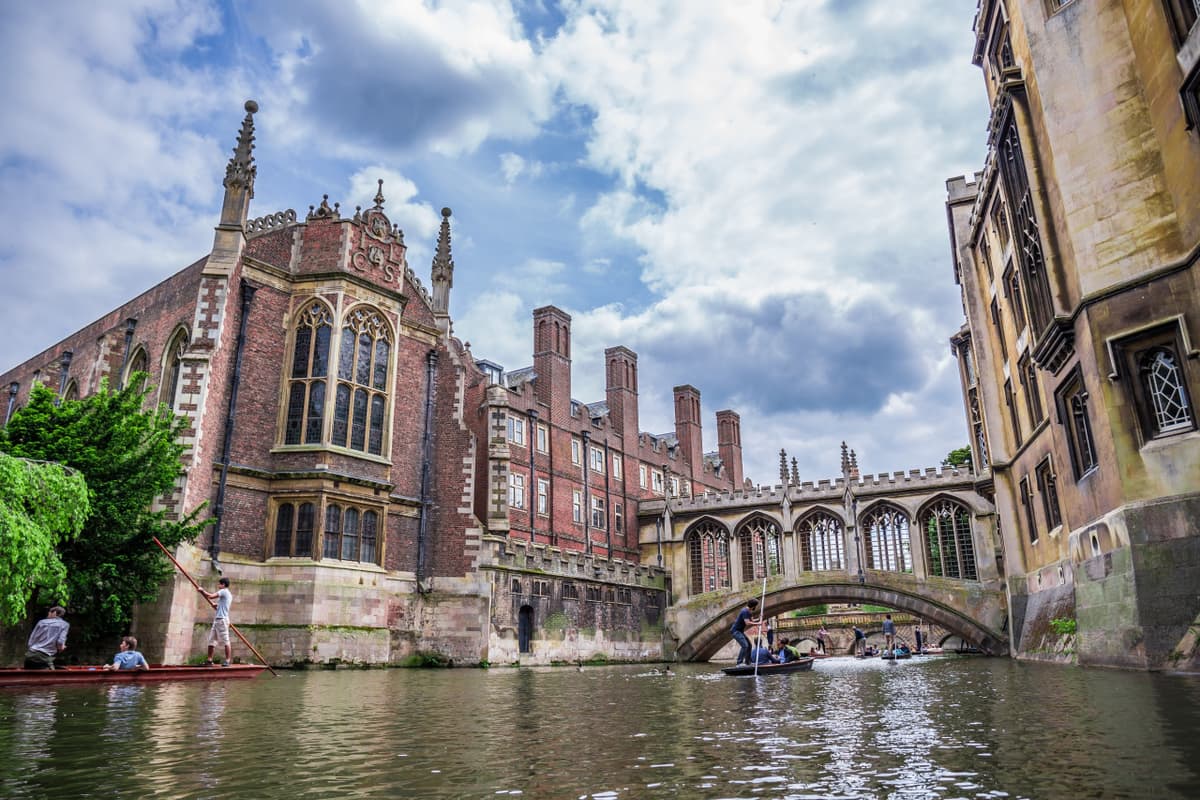 Windsor Castle, Stonehenge, and Oxford Tour from London