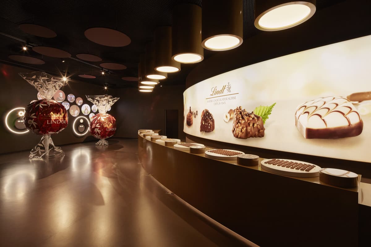 Zurich City Tour with Cruise and Lindt Home of Chocolate