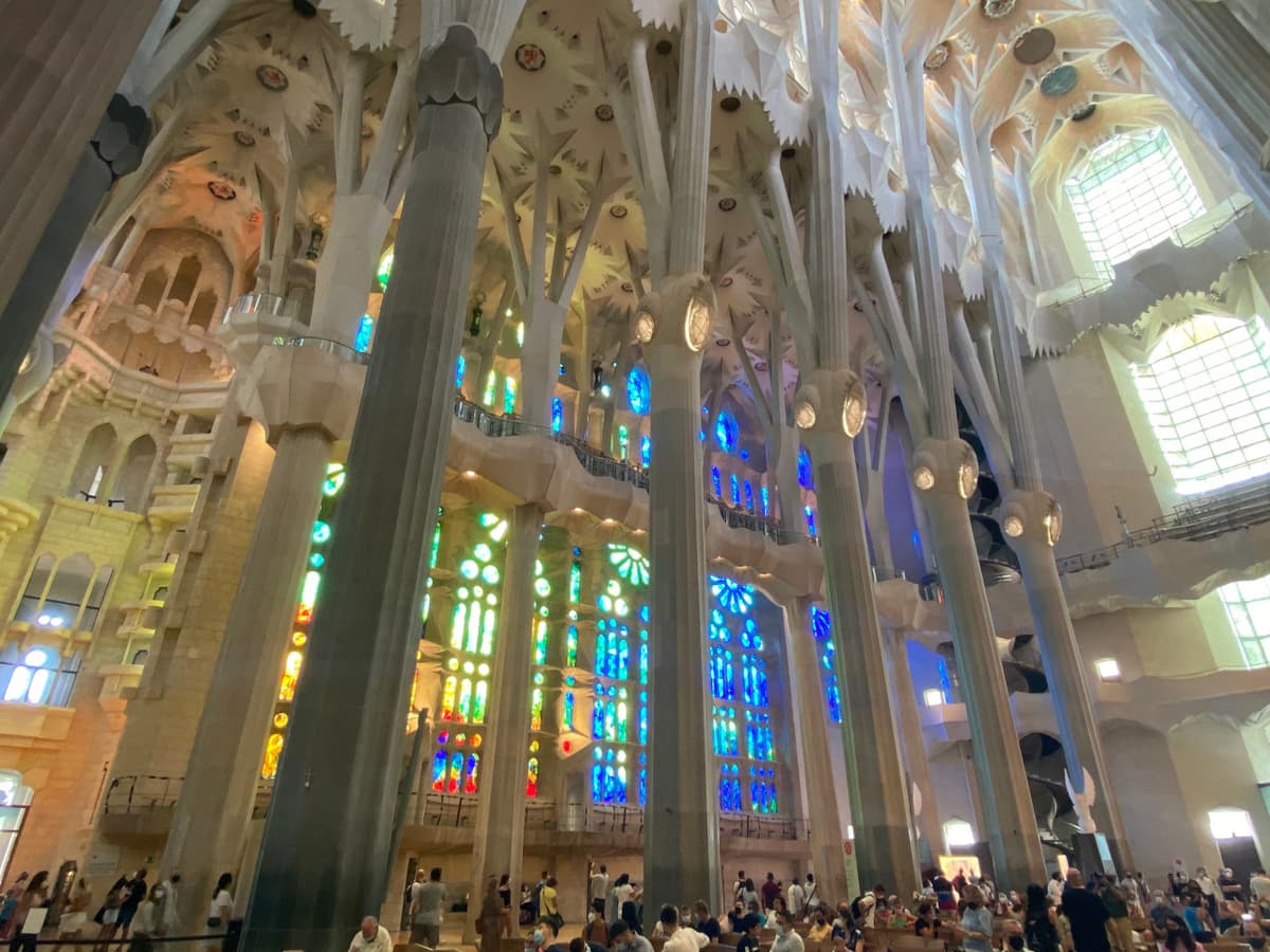 Barcelona Highlights: Sagrada Familia and Gaudi Houses Guided Tour in English, Mandarin, Korean