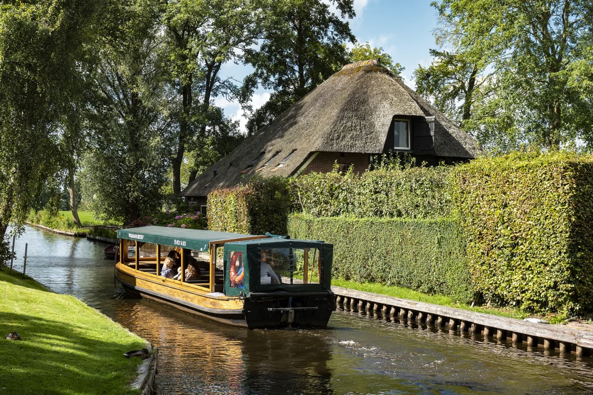 Giethoorn Full-Day Tour from Amsterdam with Canal Cruise and Self-Guided Walking Tour