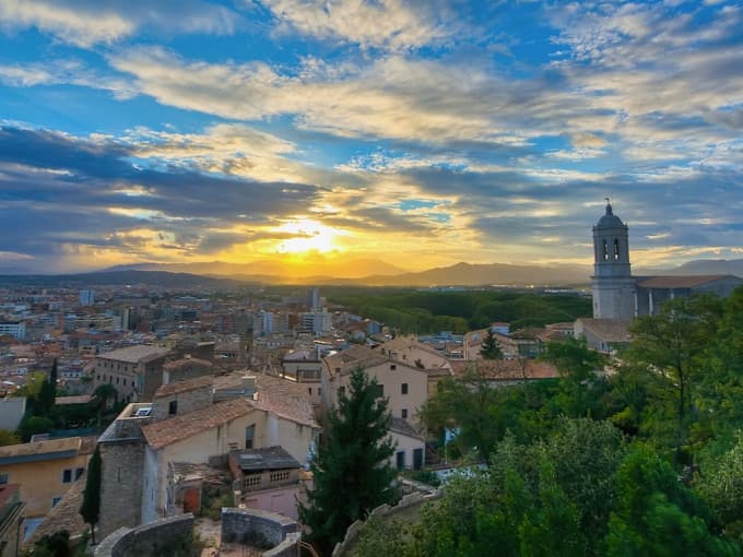 Girona City Private Half-Day Tour with High-Speed Train Transfer from Barcelona
