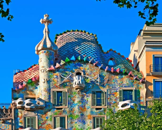 Barcelona Highlights: Sagrada Familia and Gaudi Houses Guided Tour in English, Mandarin, Korean
